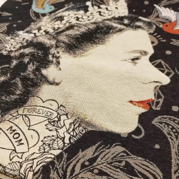 PAD Kissenhülle LEGEND 45x45 cm royales Design: königliches Kissen bedruckt mit dem Konterfei einer Monarchin Farbe schwarz