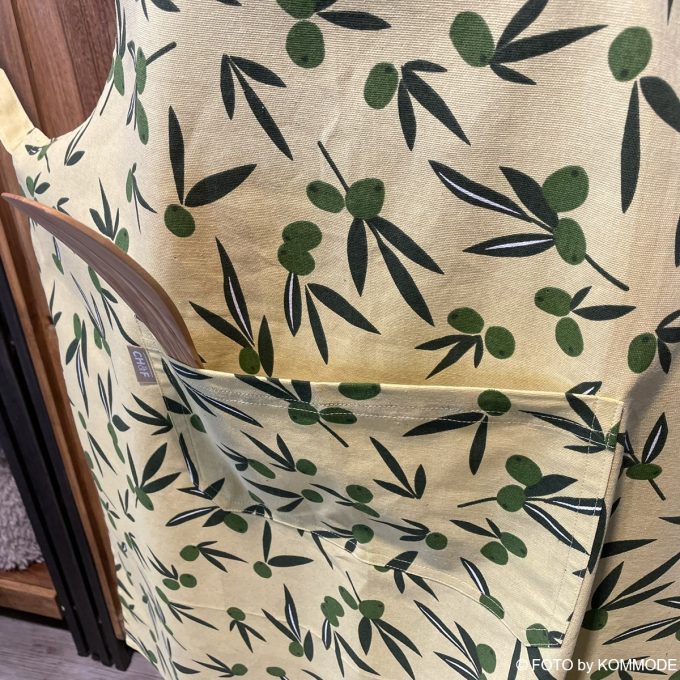 FINESSE_Kuechenschuerze_CHEF_mit_Taschen_Oliven_Fb_gelb_gruen